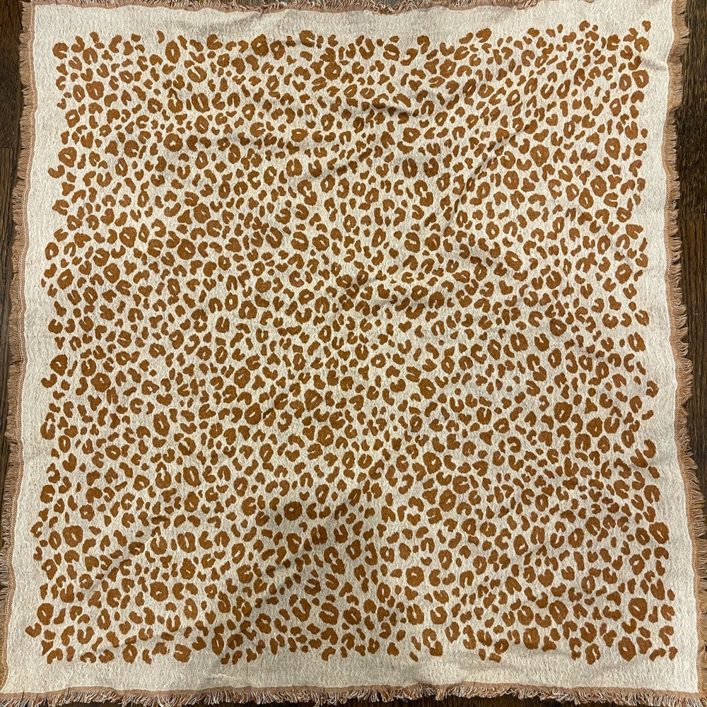 Madewell extra large bandana in cheetah leopard two tone. - Picture 5 of 5